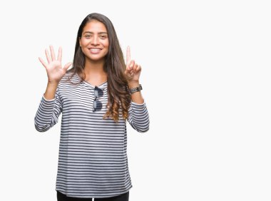 Genç güzel Arap kadın üzerinde güneş gözlüğü takıyor gösterilen arka plan izole ve parmakları ile işaret kendinden emin ve mutlu gülümseyerek süre 6 numara.