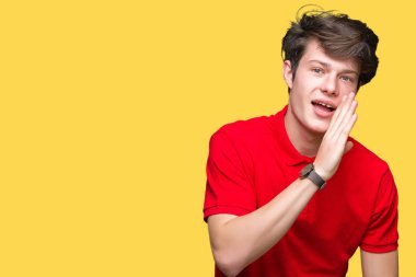 Kötü amaçlı konuşma konuşma fısıldayan izole arka plan el gizli söylenti söylüyor ağzına üzerinde kırmızı t-shirt giyen genç yakışıklı adam