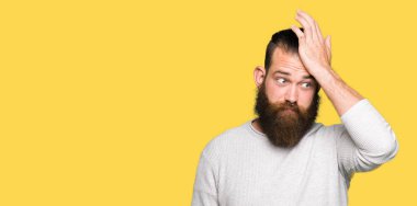 Genç Sarışın adamın kafasına hata için rahat kazak el ile sürpriz giydiğini hatırlıyorum hata. Unuttum, kötü bellek kavramı.