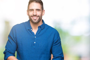 Genç yakışıklı adam arka plan eller birlikte izole ve rahat ve neşeli gülümseyen parmak çarpı işareti. Başarı ve iyimser