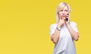 Arama ve Smartphone'da izole arka plan ciddi bir yüz düşünme üzerinde ilgili soru, çok karışık fikir söz genç güzel sarışın kadın