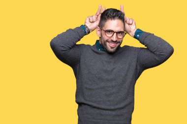 Neşeli gülümseyen izole arka plan tavşan kulakları, komik ve çılgın baş parmaklar ile poz üzerinde gözlük takan genç yakışıklı adam