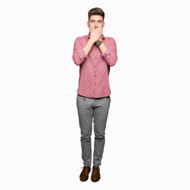 Genç yakışıklı iş casual adam ağız hata için elleriyle kapsayan şok. Gizli kavramı.