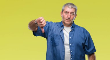 Mutsuz ve kızgın ret gösterilen ve başparmak aşağı hareketi ile negatif seyir izole arka plan üzerinde yakışıklı komuta sizde. Kötü ifade.