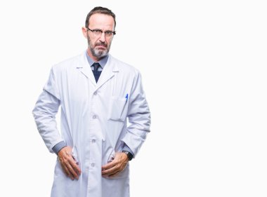 Beyaz önlük giyen izole arka plan şüpheci ve sinir, papatyanın üzgün üzerinde sorunu nedeniyle orta yaş üst düzey ağarmış profesyonel adam. Negatif kişi.
