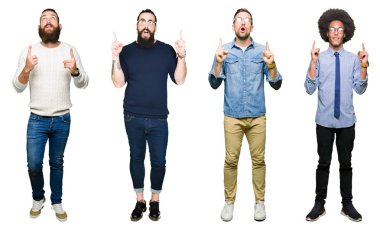 Kolaj bir grup genç adam beyaz izole zemin üzerinden hayran ve yukarıya bakıyor ve parmakları ile işaret ve silah kaldırdı şaşırttı.