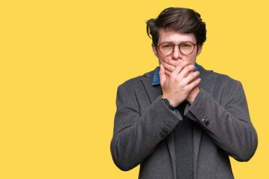 Arka plan ağız hata için elleriyle kapsayan şok üzerinde gözlük takan genç yakışıklı iş adamı izole. Gizli kavramı.