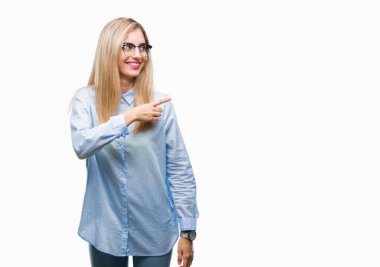 İzole arka neşeli bir gülümseme ile el ve parmak kadar kameraya bakarak yüzündeki mutlu ve doğal ifade ile yan ile işaret yüz üzerinden gözlüklü genç güzel sarışın iş kadını.