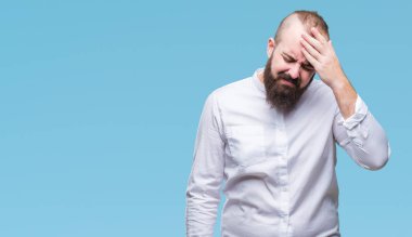 Genç beyaz hipster adam çünkü umutsuz ve stresli baş ağrısı acı izole arka plan üzerinde ağrı ve migren. Ellerini kafasına.
