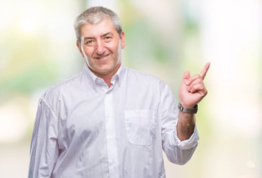 Kameraya bakarak yan el ve parmak ile işaret eden yakışıklı komuta sizde yüzünde kocaman bir gülümseme ile izole arka plan üzerinde.