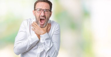 Yakışıklı orta yaş zarif üst düzey iş izole arka plan bağırarak üzerinde gözlük adam ve çünkü boğmak acı kendi ellerimle öldürürüm. Sağlık sorunu. Yaralarından ve intihar kavramı.