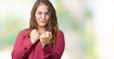 Artı boyutu izole arka plan yumruk savunma hareketi, kızgın ve üzgün yüz, sorunu korkuyor ile savaşmaya hazır genç kadın güzel