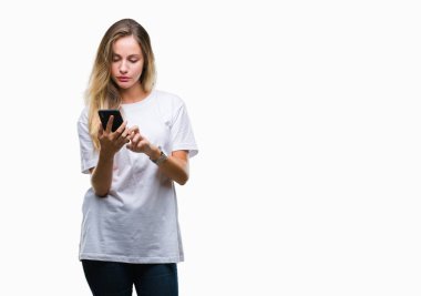 Genç güzel sarışın kadın Smartphone akıllı yüzünde ciddi düşünme emin bir ifade ile izole arka plan üzerinde kullanma