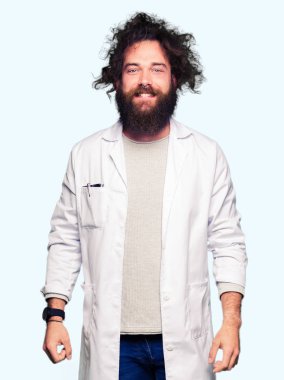 Çılgın bilim adamı yüzünde mutlu ve güzel bir gülümseme ile komik uzun saçlı. Şanslı kişi.