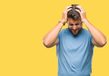 Yakışıklı delikanlı çünkü umutsuz ve stresli baş ağrısı acı izole arka plan üzerinde ağrı ve migren. Ellerini kafasına.