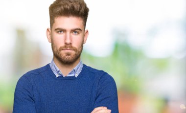 Genç yakışıklı bussines şüpheci ve sinir, onaylamayan ifade yüz çapraz kolları olan adamım. Negatif kişi.