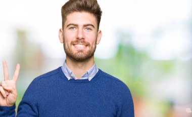 Gösterilen ve parmakları ile işaret genç yakışıklı bussines adam ikincisi ise kendinden emin ve mutlu gülümseyerek.