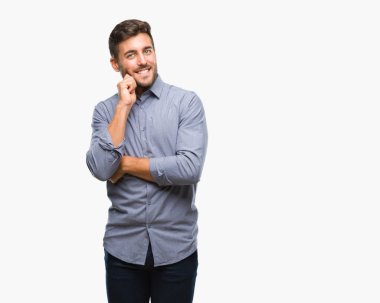 Yakışıklı delikanlı çene düşünme hakkında soru, dalgın ifade üzerine el ile izole arka plan üzerinde. Düşünceli yüzüyle gülümsüyor. Şüphe kavramı.