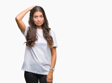 Genç güzel Arap kadın izole arka plan yüzünden yanıltır ve soru hakkında merak ediyorum. Şüphe, kafasına el ile düşünme ile belirsiz. Dalgın kavramı.