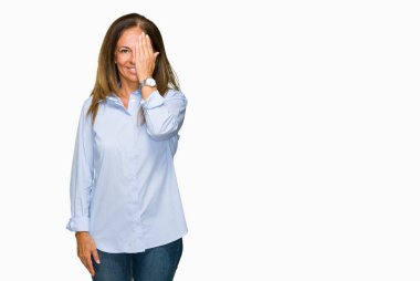 El yüz ve sürpriz duygu kendinden emin gülümseme ile tek gözüyle kapsayan izole arka plan güzel orta yaş iş yetişkin kadın.