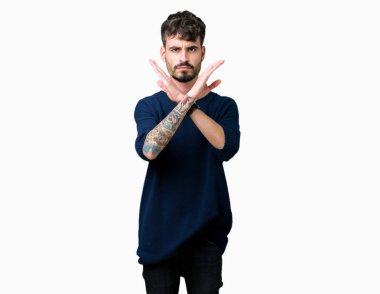 Genç yakışıklı adam izole arka plan ret ifade geçiş silah eksi işareti, kızgın surat yapıyor