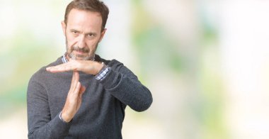 Yakışıklı orta yaş komuta sizde izole arka plan yapıyor zaman aşımı jest elle, sinirli ve ciddi bir yüz üzerinden bir kazak giyiyor