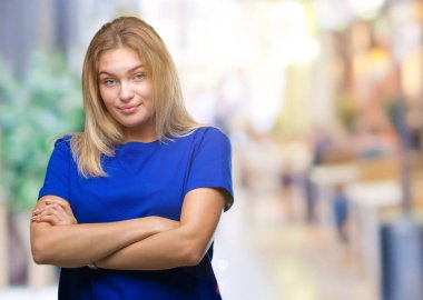 İzole arka plan mutlu yüz çapraz silah kameraya bakarak ile gülümseyen Genç beyaz kadın. Olumlu bir kişi.