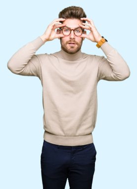 Parmaklarıyla, Uykulu ve sabah yorgunluk için yorgun gözlerini açmaya çalışırken gözlüklü genç yakışıklı iş adamı