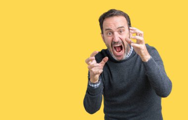 Üzerinde bir kazak giyen yakışıklı orta yaş üst düzey adam arka plan boğazlamak istiyor eller öfke ile sinirli bağırarak deli bağırıp izole