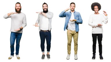 Kolaj bir grup genç adam beyaz izole arka plan ile büyük ve büyük boy işaret, ölçü birimi sembol gösteren el eller üzerinde. Kameraya bakarak gülümsüyordu. Ölçüm kavramı.