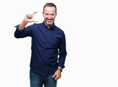 Orta yaş üzerinde gülümseyen izole arka plan ve süre seyir ve kamera boyutu işaret parmaklarıyla yapıyor el ile kendine güvenen el hareketi ağarmış komuta sizde. Ölçü kavramı.