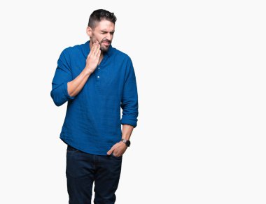 Yakışıklı delikanlı diş ağrısı veya dişlerde dişlerle ilgili hastalık nedeniyle ağız acı ifadesi ile el ile dokunmak izole arka plan üzerinde. Diş hekimi kavramı.