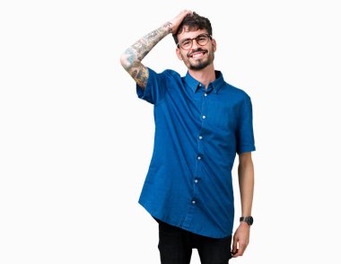 Yakışıklı delikanlı el jest yukarıya ile kendine güvenen dokunaklı saç gülümseyerek, çekici poz izole arka plan üzerinde gözlük