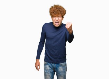 Öfkeli ve sinirli sinirli ve öfke ile bağırarak süre öfkeli yumruk yükselterek afro saçlı Genç yakışıklı adam. Öfke ve agresif kavramı.