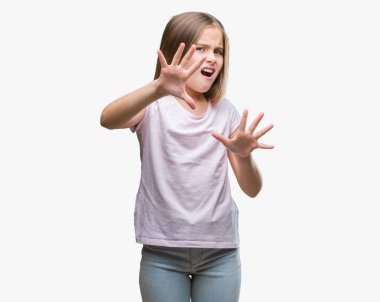 Genç güzel kız şokta bağırarak izole arka plan korkuyor ve korku ifade dur hareketi el ile ile dehşete yüzünden. Panik kavramı.