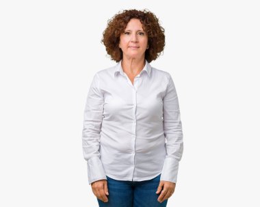 Güzel orta ager izole arka plan gevşek yüzünde ciddi bir ifade ile üst düzey businees kadın. Basit ve doğal kameraya bakıyor.