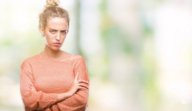 Güzel sarışın genç kadın izole arka plan şüpheci ve sinir, onaylamayan ifade yüz çapraz kolları üzerinde. Negatif kişi.