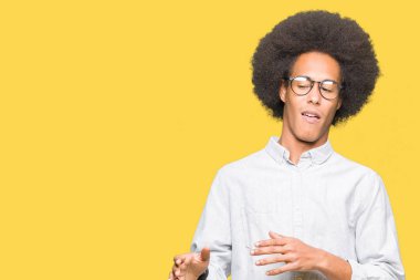 Afro saçlı gözlüklü genç Afro-Amerikan adam tiksinti ifadesi, memnun ve korkulu tiksinti yüz yapıyorsun çünkü nefret tepki. Elleriyle kaldırdı. Sinir bozucu kavramı.