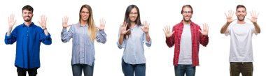 Kolaj gençlerin gösterilen ve parmakları ile işaret beyaz izole arka plan üzerinde kendinden emin ve mutlu gülümseyerek süre on numara.