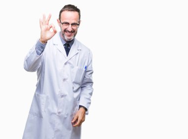 İzole arka plan el ve parmaklar ok işaretiyle yapıyor olumlu gülümseyen üzerinde beyaz önlük giyen orta yaş üst düzey ağarmış profesyonel adam. Başarılı ifade.