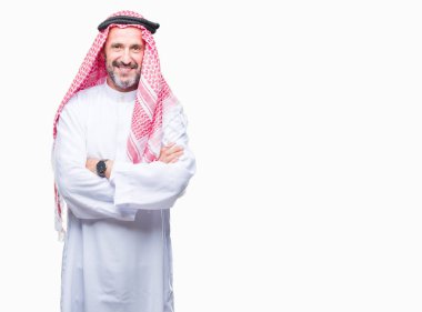 Üst düzey Arap adamın üzerinden keffiyeh giydiğini mutlu yüz ile gülümseyerek kameraya seyir silah geçti arka plan izole. Olumlu bir kişi.