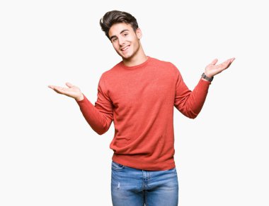 İzole arka plan gülen gösteren her iki genç yakışıklı adam açık avuç içi, sunmak ve reklam karşılaştırma ve denge eller