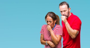 Orta yaş İspanyol çift duygu hasta ve soğuk veya bronşit için semptom olarak öksürük izole arka plan üzerinde aşık. Sağlık kavramı.