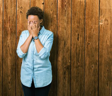 Genç güzel Afrikalı-Amerikalı kadın ağlayarak süre elleriyle yüzünü kapsayan üzgün ifade ile izole arka plan yüzünden. Depresyon kavramı.