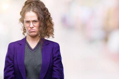 Okul üniforması ve gözlük sorunu nedeniyle izole arka plan şüpheci ve sinir, papatyanın üzgün üzerinde giyen genç esmer öğrenci kız. Negatif kişi.