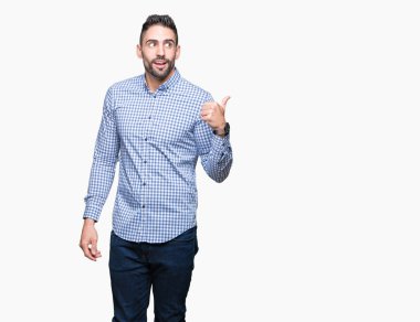 Yakışıklı delikanlı arıyor ve başparmak yanında yukarıyı mutlu yüz ile gülümseyen izole arka plan üzerinde.