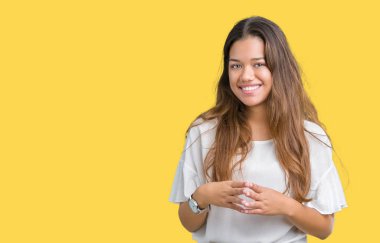 Genç güzel esmer iş kadını izole arka plan el ele tutusun ve rahat ve neşeli gülümseyen parmak çarpı işareti. Başarı ve iyimser