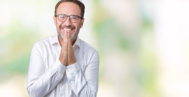 Ellerle birlikte AF emin gülümseyen için soran dua izole arka plan üzerinde gözlük takan yakışıklı orta yaş zarif üst düzey iş adamı.