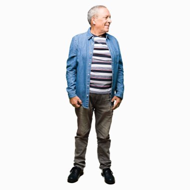 Denim ceket uzak tarafına gülümseme ile yüzünde, doğal ifade arıyorum giymiş yakışıklı komuta sizde. Kendine güvenen gülüyor.