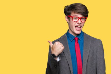 Genç yakışıklı iş adamı arıyor ve başparmak yanında yukarıyı mutlu yüz ile gülümseyen izole arka plan üzerinde kırmızı gözlük.